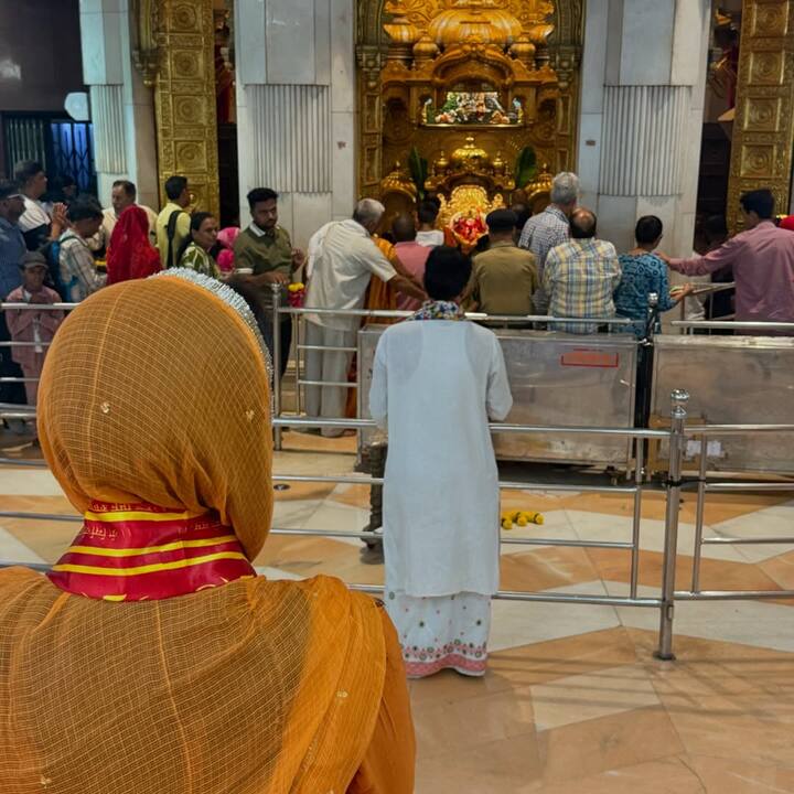 पलक तिवारी ने मंदिर में आशीर्वाद लेते हुए अपनी कुछ तस्वीरें इंस्टाग्राम अकाउंट पर शेयर की हैं. तस्वीरों में एक्ट्रेस येलो कलर के सूट में नजर आ रही हैं.