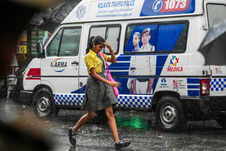 ৪০-৫০ কিমি প্রতি ঘণ্টায় দমকা বাতাস বইতে পারে শনিবার। সেই সঙ্গে দার্জিলিং, জলপাইগুড়ি, কালিম্পং জেলায় বজ্রবিদ্যুৎ সহ বৃষ্টি হতে পারে। উত্তরবঙ্গের অন্যান্য জেলাতেও বিক্ষিপ্ত জেলাতেও ৩০ থেকে ৪০ কিলোমিটার ঝোড়ো হাওয়া সহ বৃষ্টির পূর্বাভাস রয়েছে।