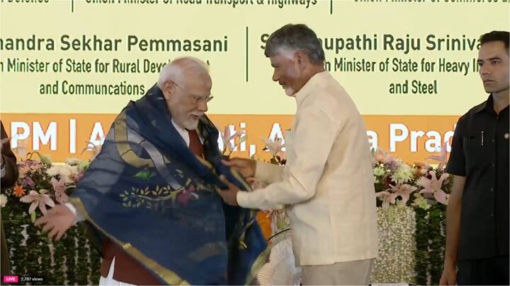 వారిద్దరు కలిసి స్టేజిపైకి వచ్చిన అనంతరం సభకు వచ్చిన ప్రజలకు భారీగా నినాదాలు చేశారు.