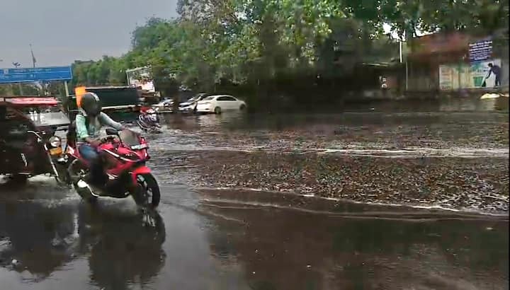 सुबह 5:30 बजे छावला थाना इलाके के पपरावत गांव में तेज हवा से एक दीवार ढह गई. पास के मकान पर गिरी इस दीवार से ओमप्रकाश, लव और सौरभ घायल हो गए.