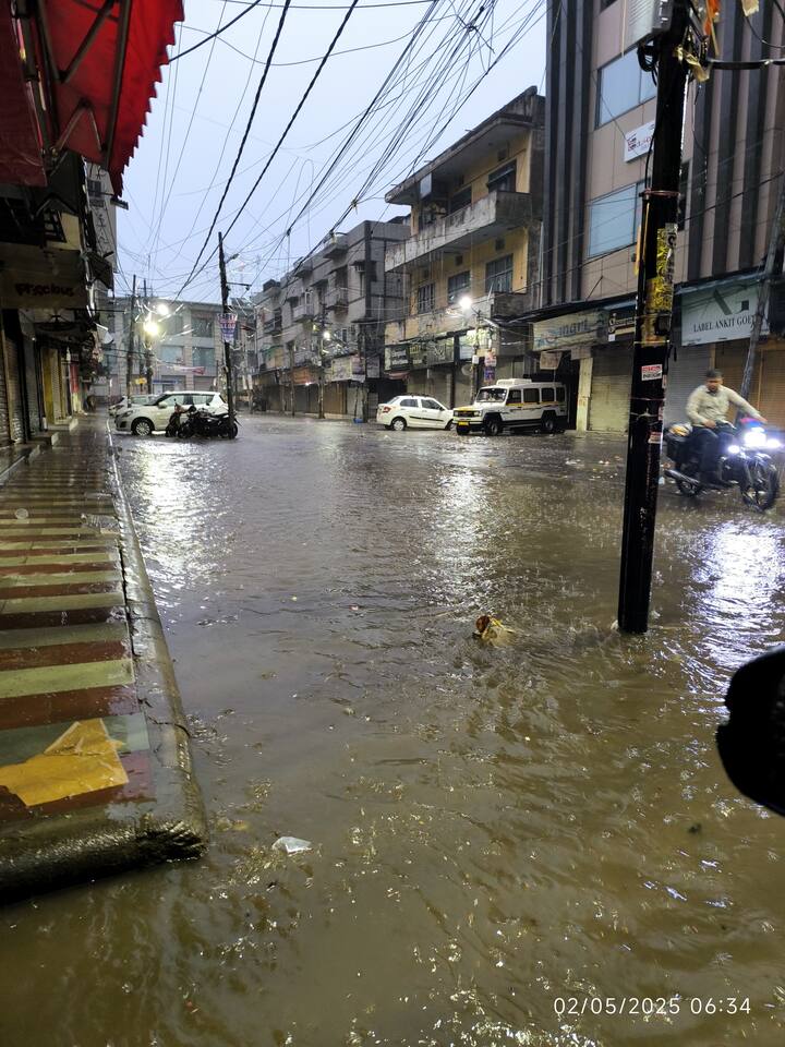 दिल्ली में इसका असर यह हुआ हुआ कि कई सड़कों पर जलजमाव की स्थिति बन गई है. पानी भरने से ट्रैफिक जाम की समस्या बढ़ गई. लोगों को आवाजाही में दिक्कतों का सामना करना पड़ा. मौसम विभाग ने भारी बारिश को देखते हुए ऑरेंज अलर्ट जारी कर दिया. कुछ इलाकों में जलभराव की वजह से रेड अलर्ट भी घोषित किया गया. साफ है कि मौसम ने राहत के साथ-साथ सावधानी बरतने की चेतावनी भी दी है.