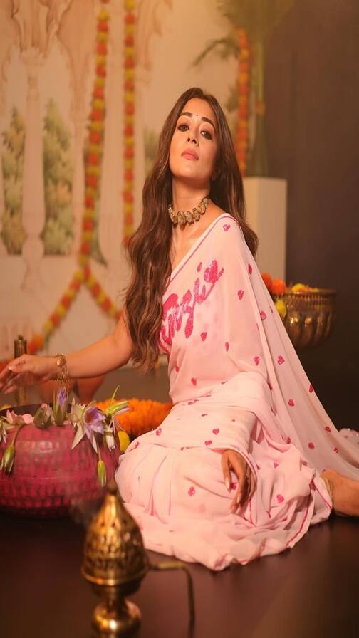 એક્ટ્રેસ ટીના દત્તાનો ગ્લેમરસ સાડી લૂક