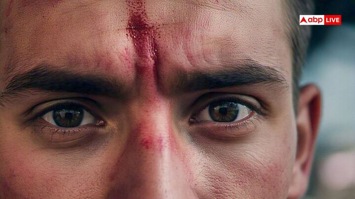 शनि मकर और कुंभ राशि के स्वामि माने जाते हैं, ऐसे में लाल रंग मकर और कुंभ राशि वालों के लिए अशुभ माना जाता है. मान्यता है कि लाल रंग के कपड़े पहनने से या लाल रंग का तिलक लगाने से शनि देव नाराज हो सकते हैं और उन्हें दंड दे सकते हैं.