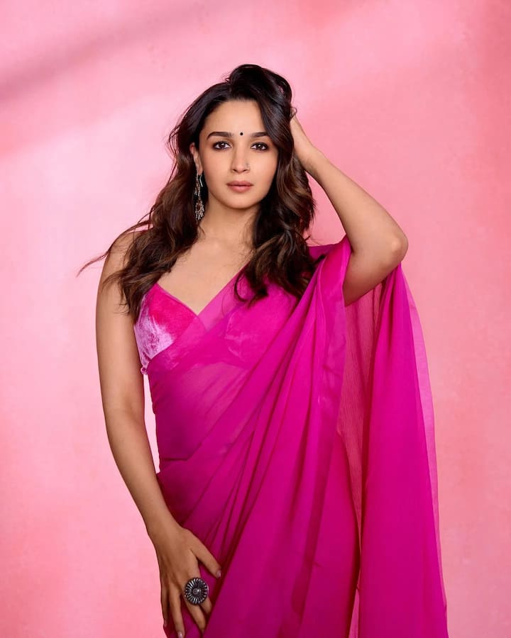 अगर आप ऑफिस जाती हैं और साड़ी पहनना पसंद है. तो आलिया की तरह शिफॉन साड़ी कैरी कर सकती हैं.
