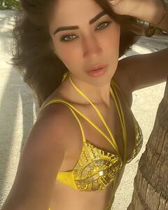 Raai Laxmi Photo: યલો બિકીનીમાં દરિયા કિનારે રાય લક્ષ્મીએ ફ્લોન્ટ કર્યું કર્વી ફિગર