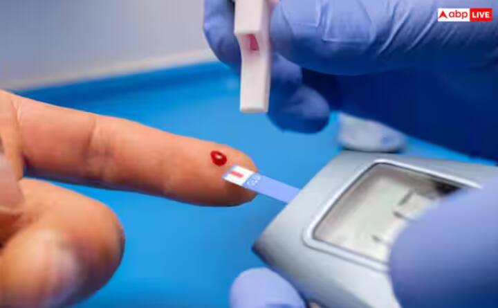 ਬਲੱਡ ਸ਼ੂਗਰ ਕਰੇ ਕੰਟਰੋਲ - ਸ਼ਹਿਤੂਤ ਦੇ ਪੱਤਿਆਂ ਵਿੱਚ DNJ ਨਾਮਕ ਤੱਤ ਹੁੰਦਾ ਹੈ, ਜੋ ਸਰੀਰ ਵਿੱਚ ਕਾਰਬੋਹਾਈਡਰੇਟ ਦੇ ਪਾਚਨ ਨੂੰ ਹੌਲੀ ਕਰ ਦਿੰਦਾ ਹੈ। ਇਸ ਨਾਲ ਬਲੱਡ ਸ਼ੂਗਰ ਦਾ ਪੱਧਰ ਕੰਟਰੋਲ ਵਿੱਚ ਰਹਿੰਦਾ ਹੈ ਅਤੇ ਸ਼ੂਗਰ ਦੇ ਮਰੀਜ਼ਾਂ ਲਈ ਫਾਇਦੇਮੰਦ ਹੁੰਦਾ ਹੈ।