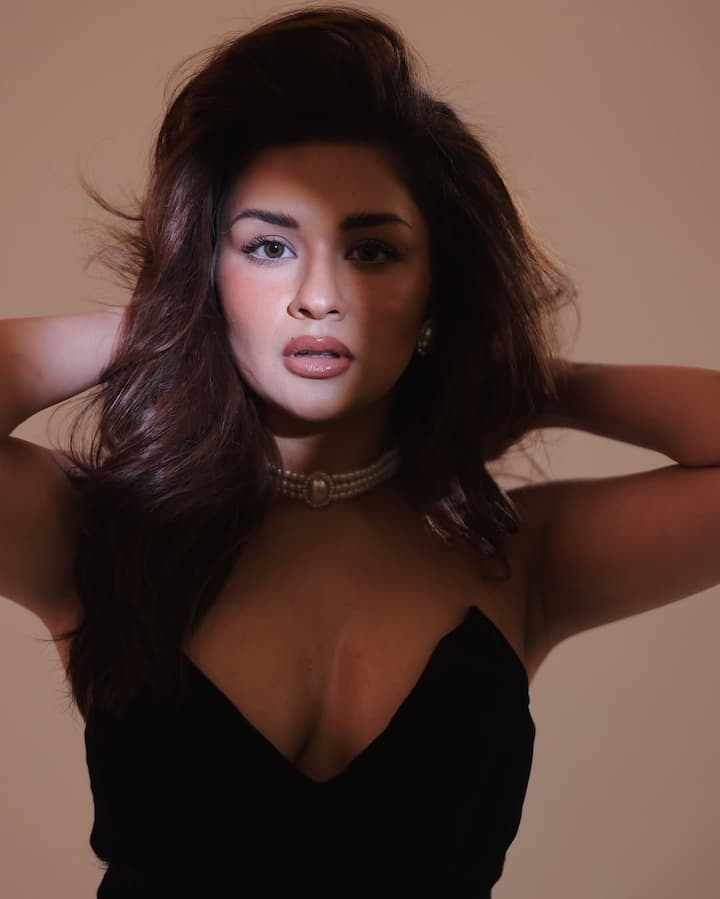 ग्लॉसी मेकअप और खुले बालों के साथ उन्होंने अपना लुक पूरा किया है और जमकर फोटोशूट कराया है.