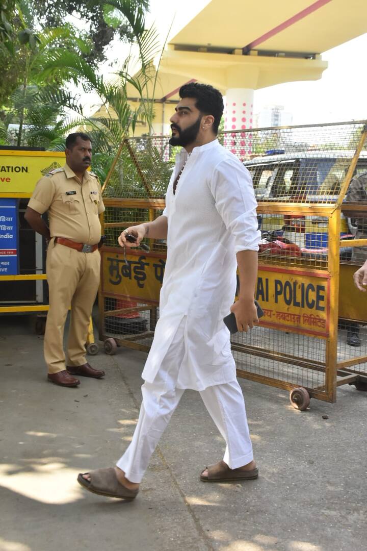 एक्टर अनिल कपूर भी अपनी दादी के अंतिम संस्कार से पहले चाचा अनिल कपूर के घर पहुंच चुके हैं.