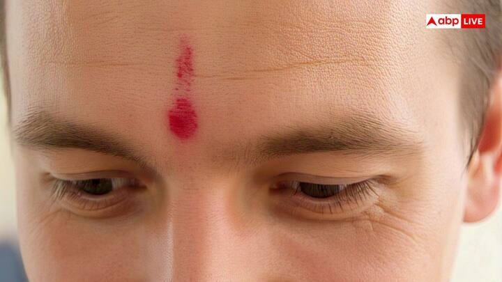 इसलिए मेष, वृश्चिक, मकर और कुंभ राशि के लोगों को लाल रंग को तिलक लगाने से बचना चाहिए, क्योंकि यह उनके लिए अशुभ हो सकता है. इन राशियों के लोगों को अपनी कुंडली और ग्रहों की स्थिति के अनुसार ही रंगों का चयन करना चाहिए.