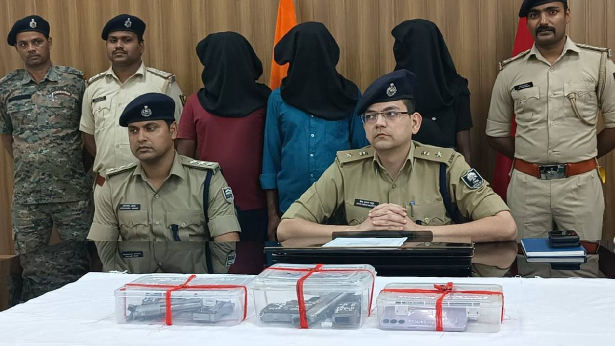 मुंगेर में अवैध मिनी गन फैक्ट्री पर रेड, हथियार के साथ तीन लोग अरेस्ट