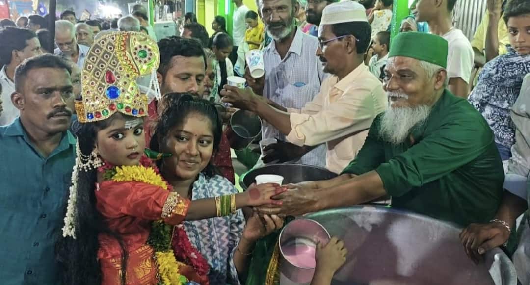 மதுரை மீனாட்சியம்மன் கோயில் சித்திரைத் திருவிழா.. பள்ளிவாசல் முன் பங்களிப்பை கொடுத்த இஸ்லாமியர்கள்