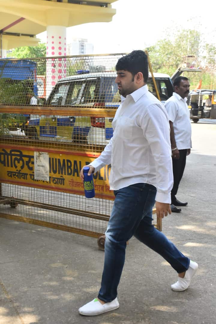 अंशुला कपूर के साथ उनके बॉयफ्रेंड रोहन ठक्कर भी नजर आए. दोनों एक ही गाड़ी में अनिल कपूर के घर पहुंचे.