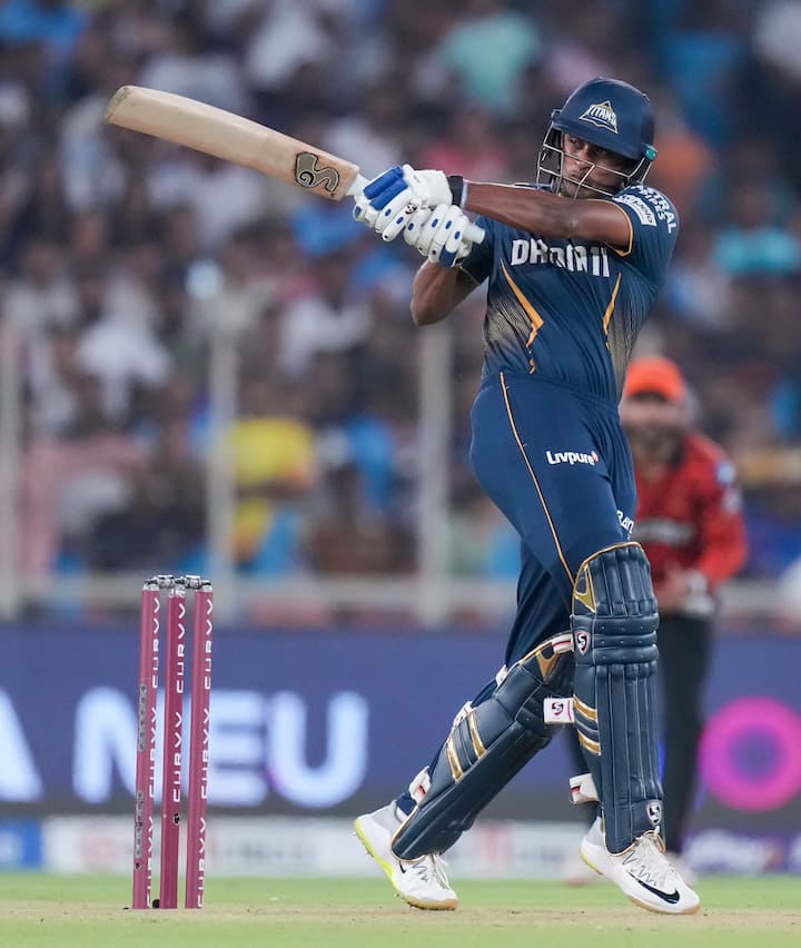 आईपीएल 2025 में शुक्रवार को गुजरात टाइटंस और सनराइजर्स हैदराबाद के बीच मुकाबला हुआ. इस मैच में गुजरात के साई सुदर्शन ने 23 गेंदों में 48 रनों की पारी खेली. इस दौरान सुदर्शन ने आईपीएल में 1500 और टी20 क्रिकेट में 2000 रन पूरे किए. सुदर्शन ने इसी के साथ सचिन तेंदुलकर का रिकॉर्ड तोड़ दिया.