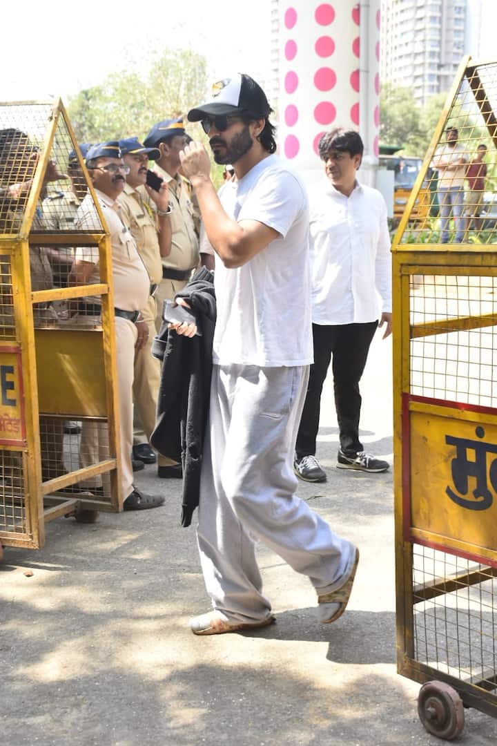 Anil Kapoor, Sonam, Arjun Join Family For Nirmal Kapoor’s Final Rites, In Pics Other family members present included Harshvardhan Kapoor, Shanaya Kapoor, and Khushi Kapoor.