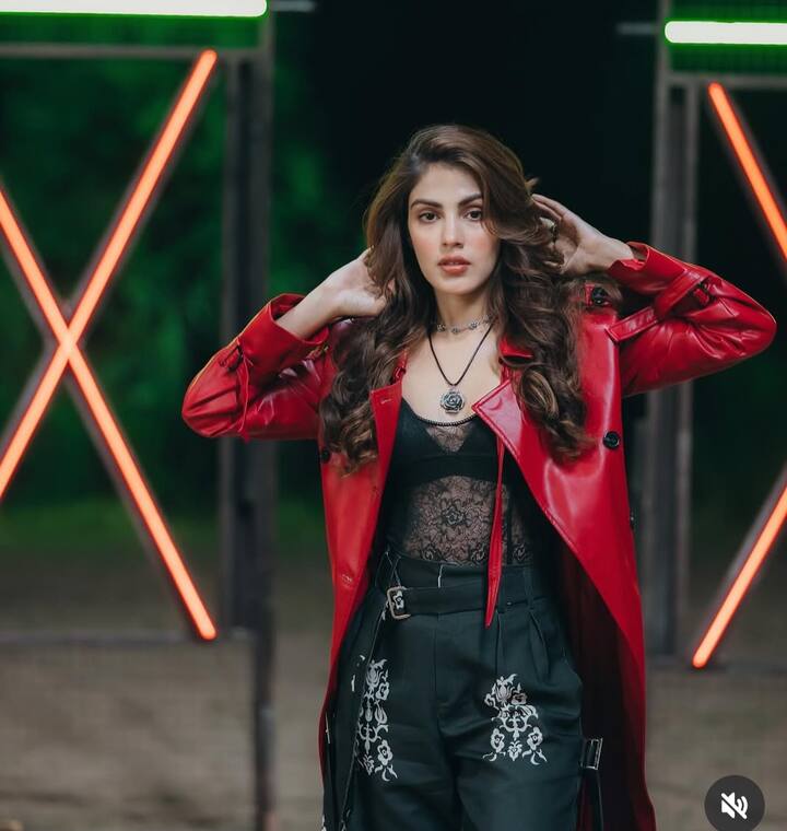 रिया के वर्कआउट रूटीन की बात की जाए, तो वह हफ्ते में चार से पांच दिन स्ट्रेंथ ट्रेनिंग करती हैं, जिसमें बारबेल स्क्वाट्स और लंजेस जैसी एक्सरसाइज शामिल होती हैं. 3