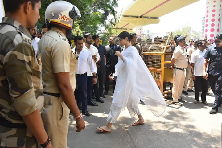 Anil Kapoor, Sonam, Arjun Join Family For Nirmal Kapoor’s Final Rites, In Pics Celebrities like Rani Mukerji, Anupam Kher, Javed Akhtar, and Rajkumar Santoshi visited the family to pay their respects. (All Images: Manav Manglani)