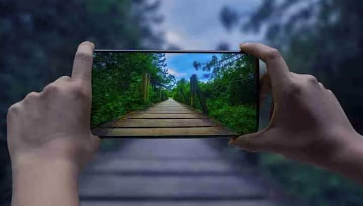 Samsung and iPhone Camera: ਅੱਜਕੱਲ੍ਹ ਲੋਕ ਸਮਾਰਟਫੋਨ ਖਰੀਦਦੇ ਸਮੇਂ ਪਹਿਲਾਂ ਇਸਦੇ ਕੈਮਰੇ ਦੇ ਵੇਰਵੇ ਦੀ ਜਾਂਚ ਕਰਦੇ ਹਨ। ਬਾਜ਼ਾਰ ਵਿੱਚ ਇਹ ਦੇਖਿਆ ਗਿਆ ਹੈ ਕਿ ਆਈਫੋਨ ਅਤੇ ਸੈਮਸੰਗ ਫੋਨਾਂ ਦੇ ਕੈਮਰੇ ਜ਼ਿਆਦਾ ਪਸੰਦ ਕੀਤੇ ਜਾਂਦੇ ਹਨ।