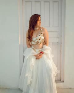 Arti Singh Turns Desi Snow White In Stunning Indo-Western Ensemble, PICS