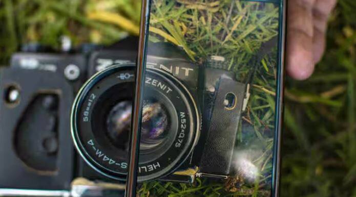 ਆਈਫੋਨ ਵਿੱਚ AI (ਆਰਟੀਫੀਸ਼ੀਅਲ ਇੰਟੈਲੀਜੈਂਸ) ਦੀ ਵਰਤੋਂ ਬਹੁਤ ਹੀ ਸਮਝਦਾਰੀ ਨਾਲ ਕੀਤੀ ਗਈ ਹੈ ਤਾਂ ਜੋ ਕੈਮਰਾ ਆਪਣੇ ਆਪ ਹੀ ਫੋਟੋ ਸੈਟਿੰਗਾਂ ਨੂੰ ਅਨੁਕੂਲ ਬਣਾ ਸਕੇ। ਫੇਸ ਡਿਟੈਕਸ਼ਨ ਤੇ ਪੋਰਟਰੇਟ ਮੋਡ ਵੀ ਇਸਦੇ ਕੈਮਰੇ ਨੂੰ ਇੱਕ ਪੇਸ਼ੇਵਰ ਅਹਿਸਾਸ ਦਿੰਦੇ ਹਨ।