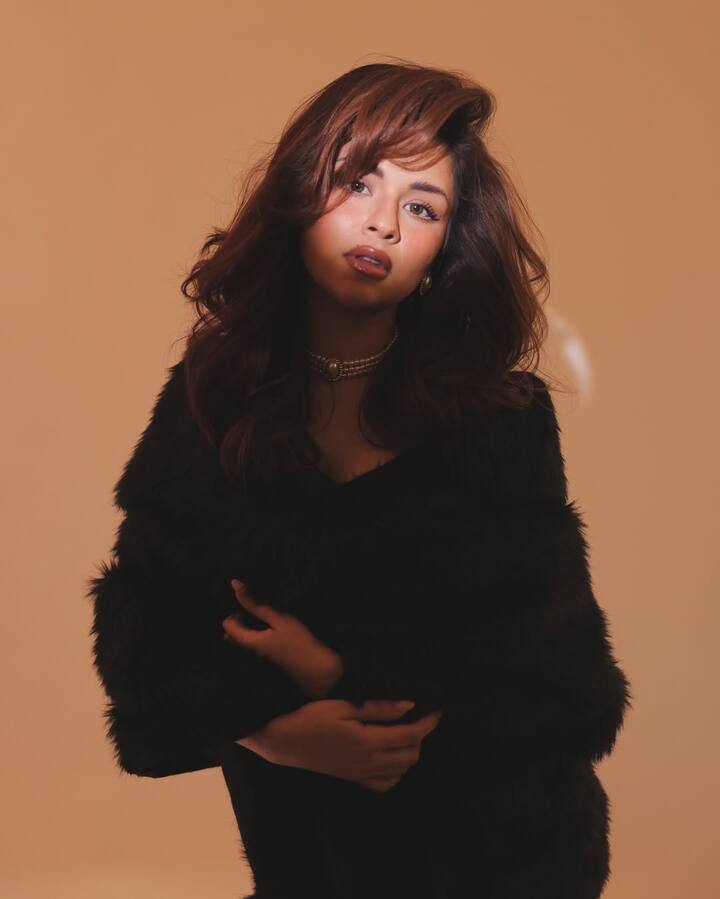 कुछ फोटोज में अवनीत मोनोकिनी के साथ ब्लैक कलर का रफल श्रग कैरी करते भी दिखीं. ये लुक उनपर खूब सूट कर रहा था.