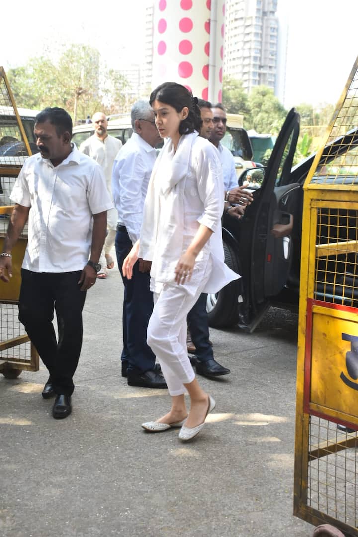 इनके अलावा संजय कपूर की बेटी शनाया कपूर भी अपनी दादी के अंतिम दर्शन के लिए पहुची हैं.