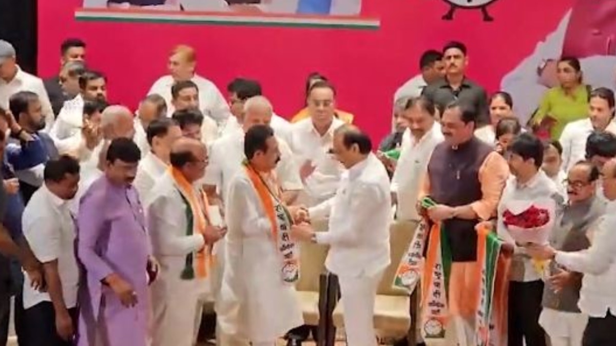 शरद पवार गुट को झटका, इस दिग्गज नेता ने बदला पाला, अजित पवार खेमे में शामिल