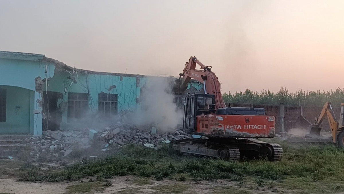सरकारी जमीन पर बना अवैध मदरसा चंद घंटों में हुआ ध्वस्त, प्रशासन ने कब्जा मुक्त कराई सरकारी जमीन