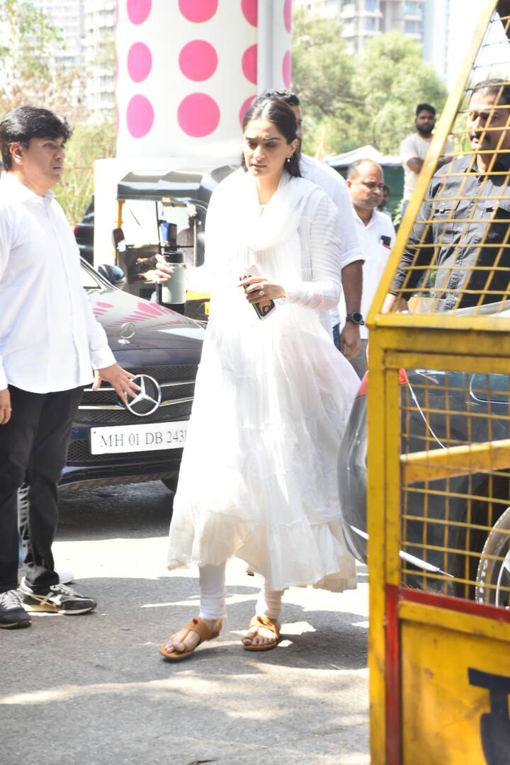 एक्ट्रेस सोनम कपूर भी चाचा अनिल कपूर के घर पहुंच चुकी हैं. तस्वीरों में एक्ट्रेस बहुत ही ज्यादा उदास नजर आई.