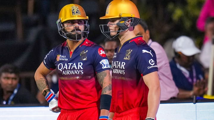 Jacob Bethell: फिल साल्ट के रिप्लेसमेंट के रूप में आरसीबी टीम में शामिल हुए जैकब बीथेल ने कमाल कर दिया है. उन्होंने चेन्नई सुपर किंग्स के खिलाफ सिर्फ 28 गेंदों में अर्धशतक जड़ दिया है.