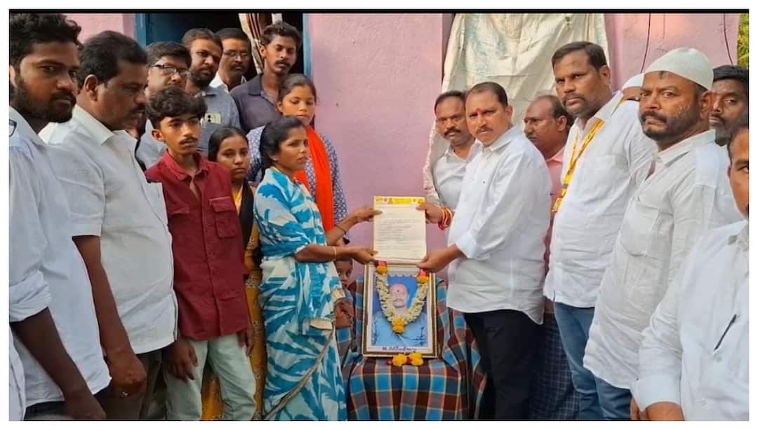 tdp high command sent Rs 5 lakh to family of TDP worker who died in road accident Anantapuram : అనంతపురం జిల్లాలో ఆ పేదింటికి పెద్దదిక్కైన టీడీపీ- లోకేష్‌కు థాంక్స్ చెప్పిన బాధితులు  