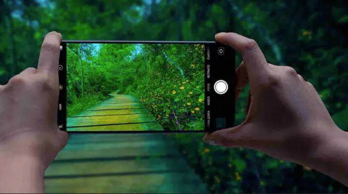 ਜਾਣਕਾਰੀ ਅਨੁਸਾਰ, ਆਈਫੋਨ ਦਾ ਕੈਮਰਾ ਆਪਣੇ ਰੰਗ ਟੋਨ ਅਤੇ ਕੁਦਰਤੀ ਦਿੱਖ ਲਈ ਜਾਣਿਆ ਜਾਂਦਾ ਹੈ। ਇਸਦੇ ਕੈਮਰੇ ਨਾਲ ਲਈਆਂ ਗਈਆਂ ਫੋਟੋਆਂ ਆਮ ਤੌਰ 'ਤੇ ਅਸਲ ਰੰਗਾਂ ਵਿੱਚ ਦਿਖਾਈ ਦਿੰਦੀਆਂ ਹਨ, ਅਤੇ ਹਾਈ ਡਾਇਨਾਮਿਕ ਰੇਂਜ (HDR) ਦੇ ਕਾਰਨ, ਫੋਟੋ ਵਿੱਚ ਡੂੰਘਾਈ ਅਤੇ ਸੰਤੁਲਨ ਸਪੱਸ਼ਟ ਤੌਰ 'ਤੇ ਦਿਖਾਈ ਦਿੰਦਾ ਹੈ।