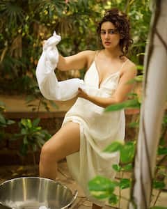 Megha Shukla Photo: કપડા ધોતી વખતે મેઘા શુક્લાએ આપ્યા કિલર પોઝ, ફેન્સના ઉડ્યા હોંશ