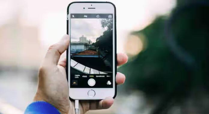 ਆਈਫੋਨ ਵਿੱਚ ਸਮਾਰਟ HDR ਅਤੇ ਨਾਈਟ ਮੋਡ ਵਰਗੇ ਫੀਚਰਸ ਦੀ ਮਦਦ ਨਾਲ, ਘੱਟ ਰੋਸ਼ਨੀ ਵਿੱਚ ਵੀ ਸ਼ਾਨਦਾਰ ਫੋਟੋਆਂ ਕਲਿੱਕ ਕੀਤੀਆਂ ਜਾ ਸਕਦੀਆਂ ਹਨ। ਇਸ ਤੋਂ ਇਲਾਵਾ, ਇਸਦੀ ਚਿੱਤਰ ਪ੍ਰੋਸੈਸਿੰਗ ਤਕਨਾਲੋਜੀ ਬਹੁਤ ਉੱਨਤ ਹੈ।