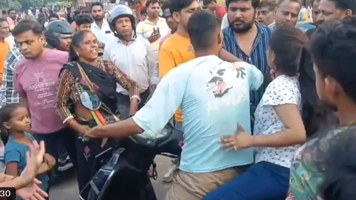 Viral Video: పనీపాటా లేకుండా గర్ల్ ఫ్రెండ్తో బలాదూర్ తిరుగుళ్లు - రోడ్డు మీద పట్టుకుని కొట్టిన తల్లి - వైరల్ వీడియో