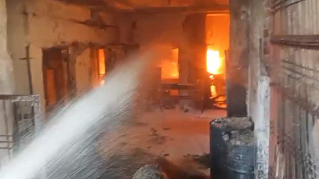 Fire Breaks Out At Shop In Mumbai's Worli; Firefighter Injured Fire Breaks Out At Shop In Mumbai's Worli; Firefighter Injured
