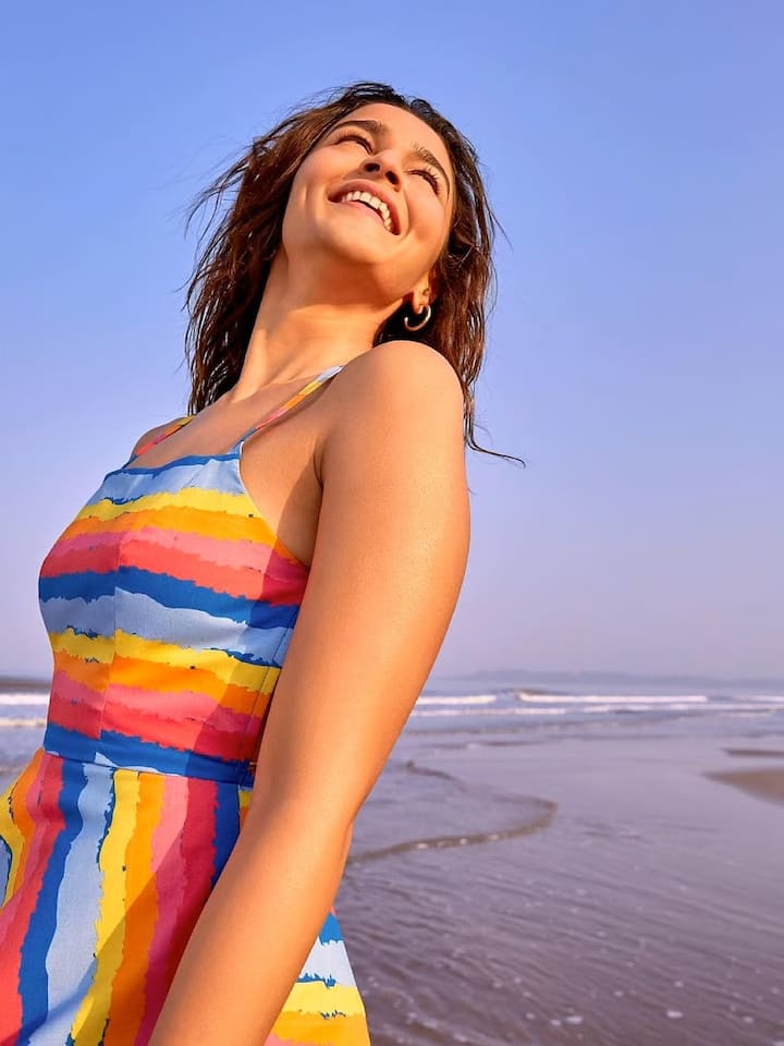 इसके अलावा आलिया की ये रेनबो ड्रेस भी वेकेशन के लिए बेस्ट ऑप्शन रहेगी. आप भी एक्ट्रेस की तरह खुले बालों के साथ अपना लुक पूरा कर सकती हैं.