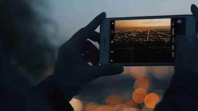 ਆਈਫੋਨ ਅਤੇ ਸੈਮਸੰਗ ਦੋਵੇਂ ਬ੍ਰਾਂਡ ਆਪਣੀਆਂ ਵਿਸ਼ੇਸ਼ਤਾਵਾਂ ਦੇ ਕਾਰਨ ਵੱਖ-ਵੱਖ ਉਪਭੋਗਤਾਵਾਂ ਵਿੱਚ ਪ੍ਰਸਿੱਧ ਹਨ। ਆਈਫੋਨ ਦਾ ਕੈਮਰਾ ਉਨ੍ਹਾਂ ਲਈ ਬਿਹਤਰ ਹੈ ਜੋ ਕੁਦਰਤੀ ਤੇ ਕਲਾਸਿਕ ਫੋਟੋਗ੍ਰਾਫੀ ਪਸੰਦ ਕਰਦੇ ਹਨ। ਇਸ ਦੇ ਨਾਲ ਹੀ, ਸੈਮਸੰਗ ਦੀ ਤਕਨਾਲੋਜੀ ਅਤੇ ਉੱਚ-ਕਸਟਮਾਈਜ਼ੇਸ਼ਨ ਵਿਸ਼ੇਸ਼ਤਾਵਾਂ ਉਨ੍ਹਾਂ ਉਪਭੋਗਤਾਵਾਂ ਨੂੰ ਆਕਰਸ਼ਿਤ ਕਰਦੀਆਂ ਹਨ ਜੋ ਹਰ ਫੋਟੋ ਨੂੰ ਇੱਕ ਵੱਖਰਾ ਰੂਪ ਦੇਣਾ ਚਾਹੁੰਦੇ ਹਨ।