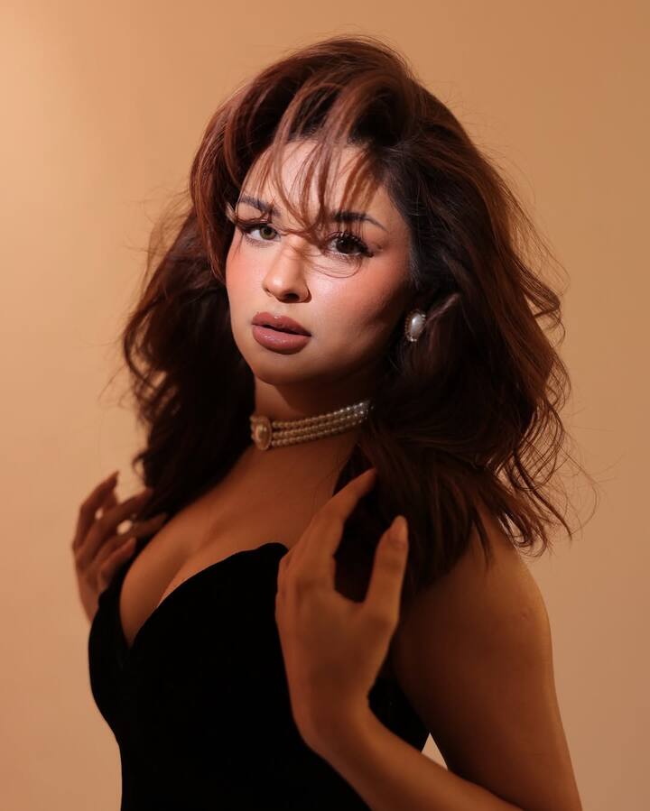 इस ड्रेस के साथ अवनीत ने व्हाइट जूलरी कैरी की है. उन्होंने गले में व्हाइट पर्ल नेकलेस और कानों में मैचिंग स्टड्स पहने हैं.