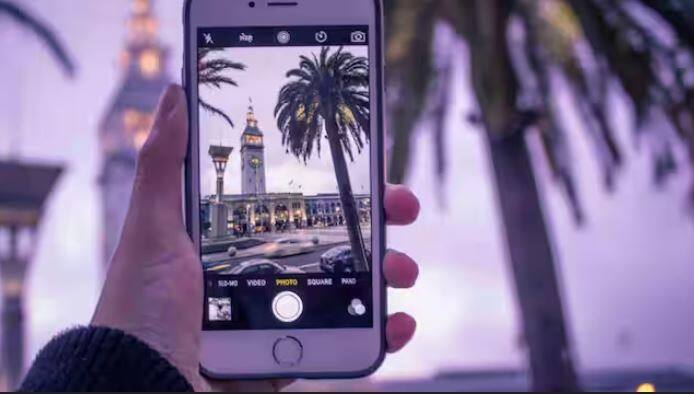 ਦੂਜੇ ਪਾਸੇ ਸੈਮਸੰਗ ਪ੍ਰੋ ਮੋਡ ਤੇ ਐਡਵਾਂਸਡ ਕਸਟਮਾਈਜ਼ੇਸ਼ਨ ਵਿਕਲਪ ਪੇਸ਼ ਕਰਦਾ ਹੈ। ਉਪਭੋਗਤਾ ਆਪਣੀ ਜ਼ਰੂਰਤ ਅਨੁਸਾਰ ਕੈਮਰਾ ਸੈਟਿੰਗਾਂ ਬਦਲ ਸਕਦੇ ਹਨ। ਟੈਲੀਫੋਟੋ ਲੈਂਜ਼, ਸੁਪਰ ਸਟੀਡੀ ਵੀਡੀਓ ਤੇ ਜ਼ੂਮ ਕੁਆਲਿਟੀ ਇਸਨੂੰ ਲੰਬੀ ਦੂਰੀ ਦੀ ਫੋਟੋਗ੍ਰਾਫੀ ਅਤੇ ਵੀਡੀਓ ਸ਼ਾਟ ਲਈ ਇੱਕ ਵਧੀਆ ਵਿਕਲਪ ਬਣਾਉਂਦੀ ਹੈ।