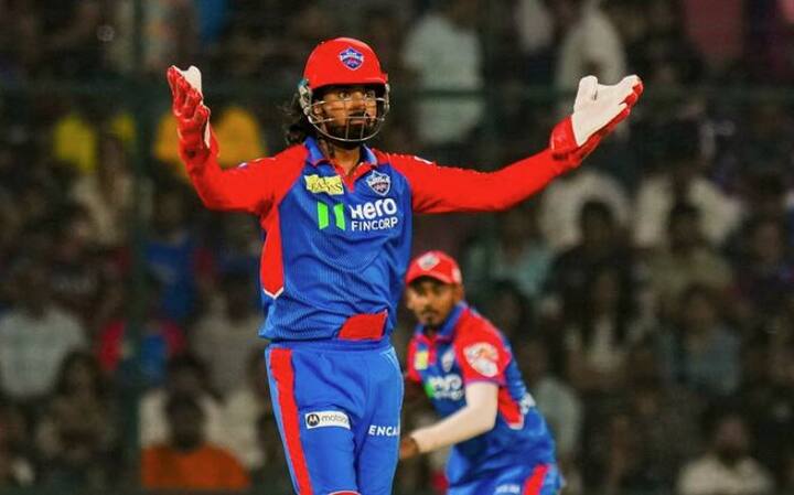 ਦਿੱਲੀ ਕੈਪੀਟਲਜ਼ ਦੇ ਡੈਸ਼ਿੰਗ ਬੱਲੇਬਾਜ਼ ਕੇਐਲ ਰਾਹੁਲ ਨੂੰ ਵੀ ਕਾਰਾਂ ਦਾ ਬਹੁਤ ਸ਼ੌਕ ਹੈ। ਉਸ ਕੋਲ ਇੱਕ ਐਸਟਨ ਮਾਰਟਿਨ DB11 ਕਾਰ ਹੈ। ਇਸ ਕਾਰ ਦੀ ਕੀਮਤ ਲਗਭਗ 4.2 ਕਰੋੜ ਰੁਪਏ ਹੈ।