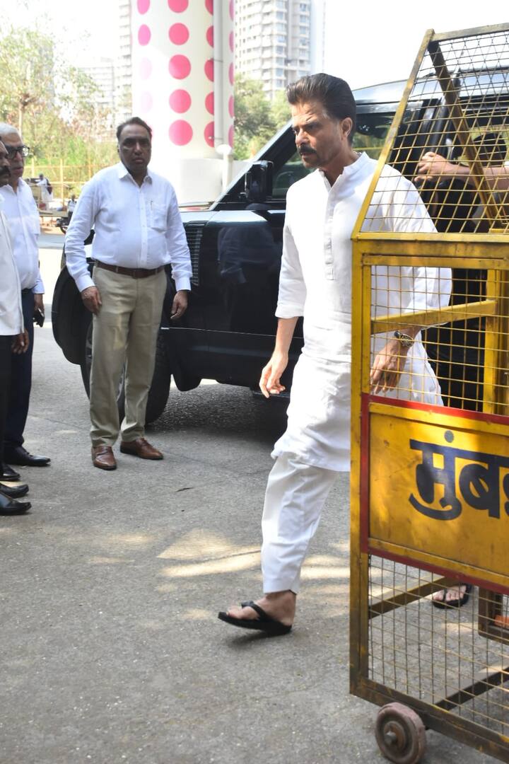 अनिल कपूर को मां निर्मल की मौत के बाद घर के बाहर स्पॉट किया गया. इस दौरान एक्टर व्हाइट कुर्ते में दिखे.