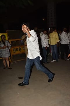 कपूर कुटुंबियांवर कोसळला दुःखाचा डोंगर; सांत्वनासाठी राणी मुखर्जी, जावेद अख्तर, अनुपम खेरसह सेलिब्रिटी उपस्थित