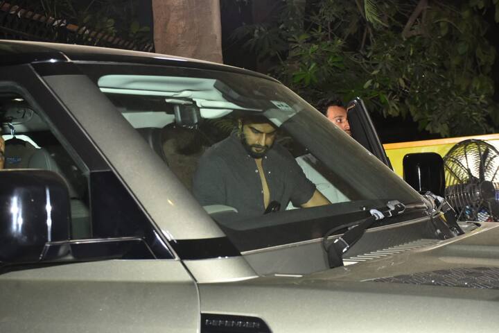 इस दौरान अर्जुन कपूर काफी उदास नजर आए. दादी के जाने का गम उनके चेहरे पर साफ दिख रहा था.