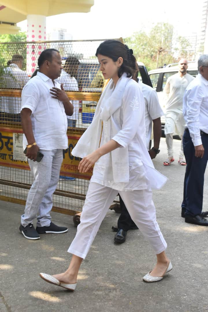 Anil Kapoor, Sonam, Arjun Join Family For Nirmal Kapoor’s Final Rites, In Pics A video circulating online showed Anil, Arjun, and Sanjay Kapoor accompanying their mother’s mortal remains.