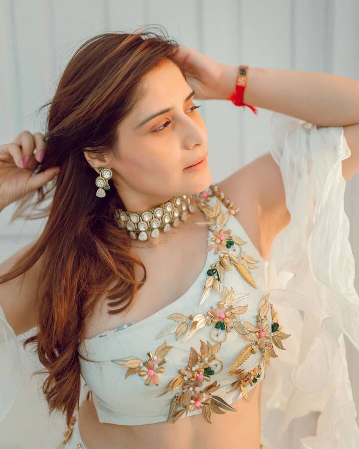 Her hair was left open, styled in loose waves that added to the relaxed and effortless vibe of the outfit. (All Images: Instagram/@artisingh5)