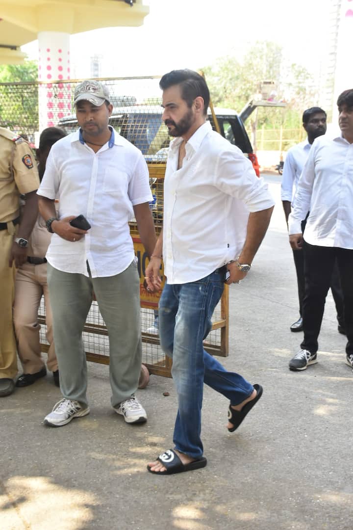 Anil Kapoor, Sonam, Arjun Join Family For Nirmal Kapoor’s Final Rites, In Pics The funeral was scheduled for 11:30 am at Pawan Hans Crematorium in Mumbai.