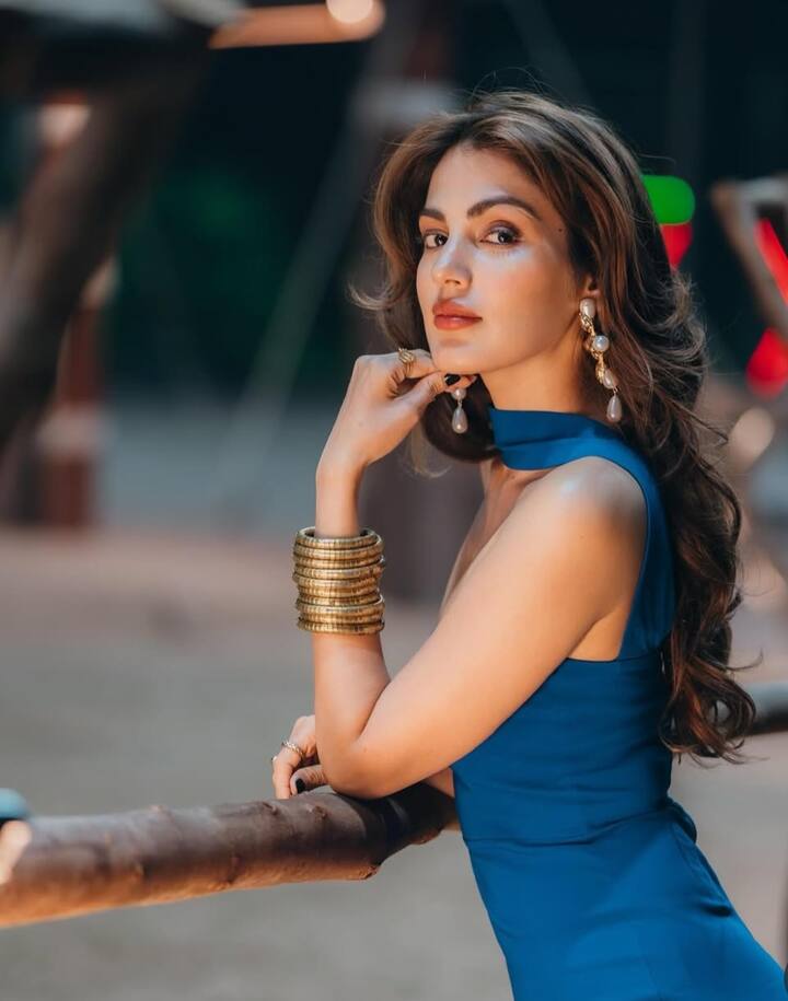 रिया चक्रवर्ती के दिन की शुरुआत योग से होती है, जो उन्हें मेंटल पीस देता है साथ ही स्ट्रेस और एंजाइटी से दूर रखता है. वह योग के साथ ही मेडिटेशन भी करती हैं.