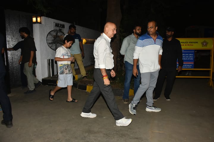 अनुपम खेर भी अनिल कपूर की मां निर्मल कपूर को श्रद्धांजलि देने पहुंचे थे.