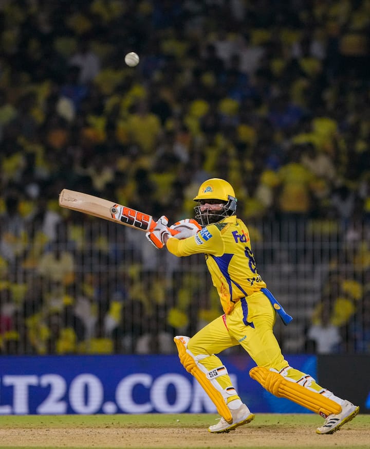 चेन्नई सुपर किंग्स के दिग्गज ऑलराउंडर रवींद्र जडेजा भी गाड़ियों के शौकीन है. जडेजा के पास रोल्स रॉयस रैथ है. इस कार की कीमत बाजार में लगभग 5 करोड़ रुपये है.