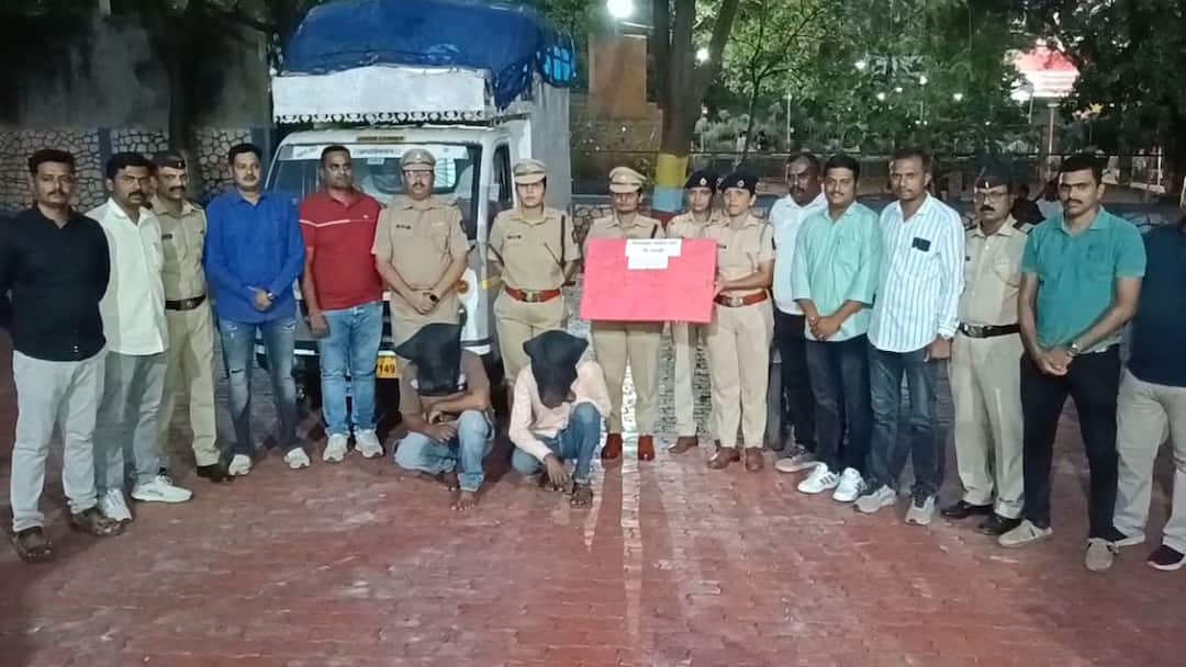 Police crack down on gold theft in Sangli in just four hours two arrested Maharashtra Marathi News Update Sangli News : ड्रायव्हरनेच रचला मित्राच्या मदतीने सोन्याच्या चोरीचा कट; सांगलीमधील दिवसाढवळ्या चोरीचा अवघ्या चार तासात छडा